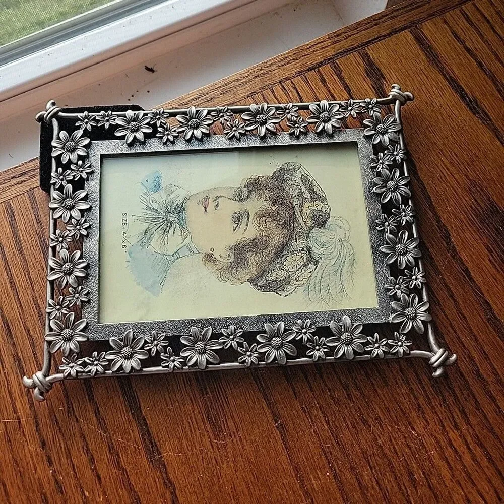 Vtg Beautiful Pewter Silver Tone Farmhouse Daisy's Floral Design 4x6 Photo Frame